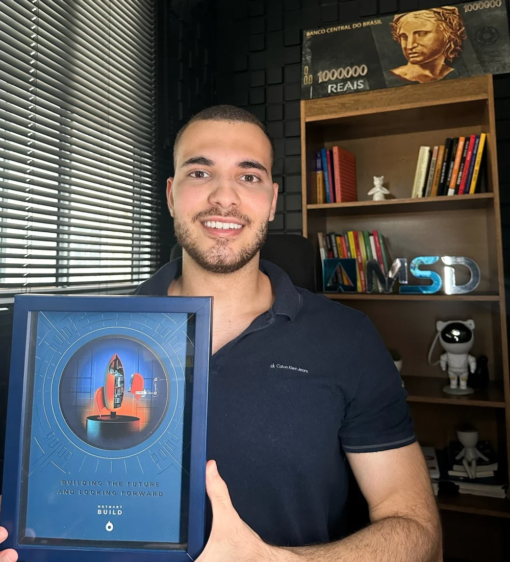Marcos Paulo, fundador do Seu Melhor Funcionário, segurando o prêmio Hotmart Build